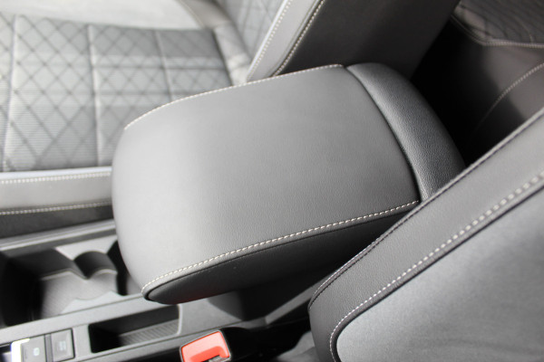 Volkswagen T-Roc 1.5-150pk R-Line Edition DSG-AUTOMAAT ! Gun u het comfort en gemak van een automaat ! Slechts 16.000km ! Winterpakket, Adapt. Cruise Control, Climate Control, Camera, CarPlay