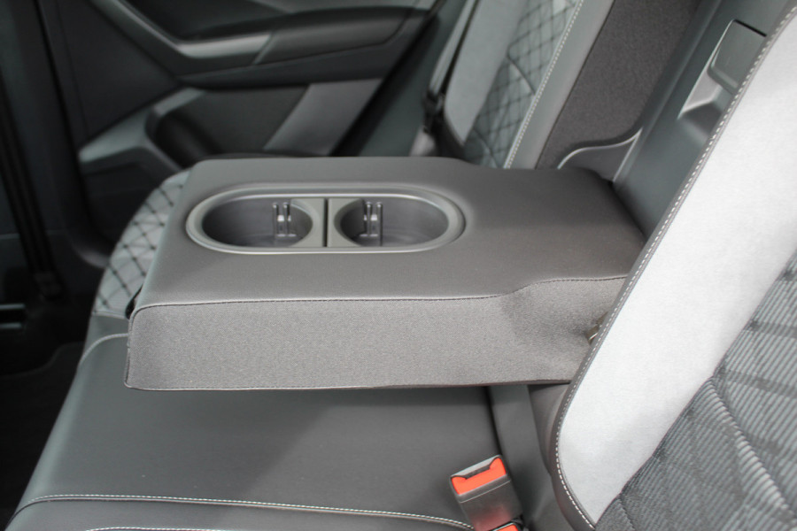 Volkswagen T-Roc 1.5-150pk R-Line Edition DSG-AUTOMAAT ! Gun u het comfort en gemak van een automaat ! Slechts 16.000km ! Winterpakket, Adapt. Cruise Control, Climate Control, Camera, CarPlay