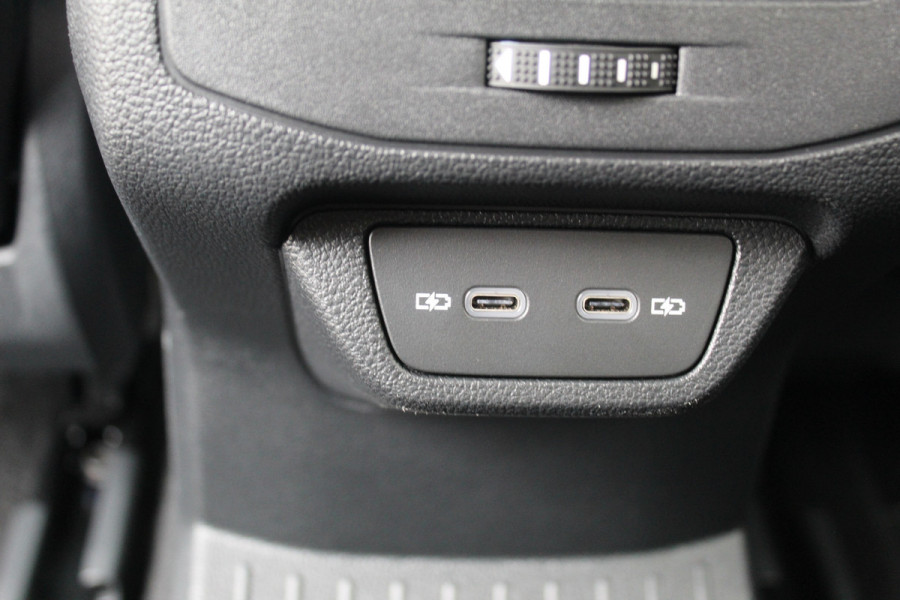 Volkswagen T-Roc 1.5-150pk R-Line Edition DSG-AUTOMAAT ! Gun u het comfort en gemak van een automaat ! Slechts 16.000km ! Winterpakket, Adapt. Cruise Control, Climate Control, Camera, CarPlay