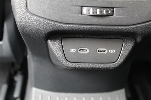 Volkswagen T-Roc 1.5-150pk R-Line Edition DSG-AUTOMAAT ! Gun u het comfort en gemak van een automaat ! Slechts 16.000km ! Winterpakket, Adapt. Cruise Control, Climate Control, Camera, CarPlay