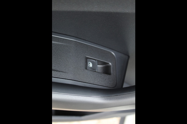 Volkswagen T-Roc 1.5-150pk R-Line Edition DSG-AUTOMAAT ! Gun u het comfort en gemak van een automaat ! Slechts 16.000km ! Winterpakket, Adapt. Cruise Control, Climate Control, Camera, CarPlay