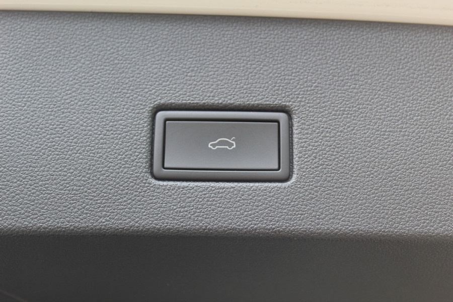 Volkswagen T-Roc 1.5-150pk R-Line Edition DSG-AUTOMAAT ! Gun u het comfort en gemak van een automaat ! Slechts 16.000km ! Winterpakket, Adapt. Cruise Control, Climate Control, Camera, CarPlay