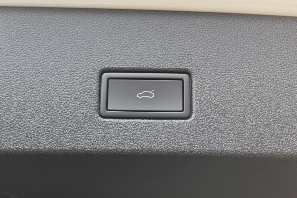 Volkswagen T-Roc 1.5-150pk R-Line Edition DSG-AUTOMAAT ! Gun u het comfort en gemak van een automaat ! Slechts 16.000km ! Winterpakket, Adapt. Cruise Control, Climate Control, Camera, CarPlay