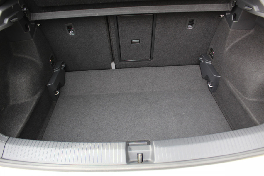 Volkswagen T-Roc 1.5-150pk R-Line Edition DSG-AUTOMAAT ! Gun u het comfort en gemak van een automaat ! Slechts 16.000km ! Winterpakket, Adapt. Cruise Control, Climate Control, Camera, CarPlay