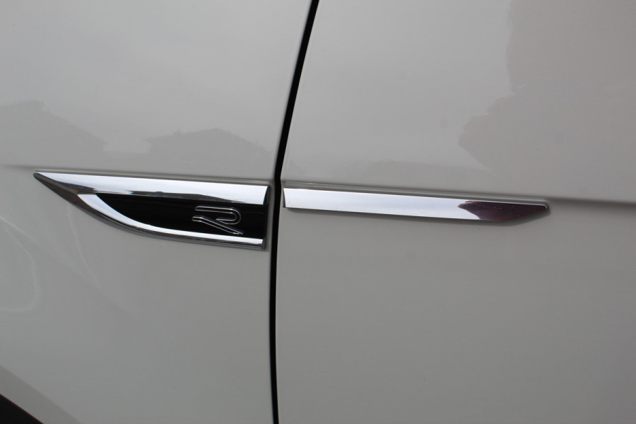 Volkswagen T-Roc 1.5-150pk R-Line Edition DSG-AUTOMAAT ! Gun u het comfort en gemak van een automaat ! Slechts 16.000km ! Winterpakket, Adapt. Cruise Control, Climate Control, Camera, CarPlay