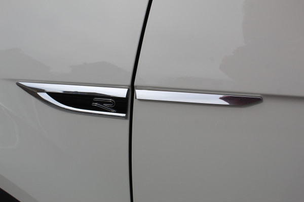 Volkswagen T-Roc 1.5-150pk R-Line Edition DSG-AUTOMAAT ! Gun u het comfort en gemak van een automaat ! Slechts 16.000km ! Winterpakket, Adapt. Cruise Control, Climate Control, Camera, CarPlay