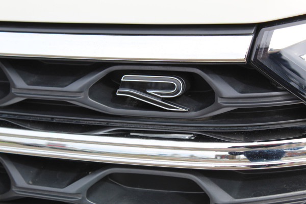 Volkswagen T-Roc 1.5-150pk R-Line Edition DSG-AUTOMAAT ! Gun u het comfort en gemak van een automaat ! Slechts 16.000km ! Winterpakket, Adapt. Cruise Control, Climate Control, Camera, CarPlay