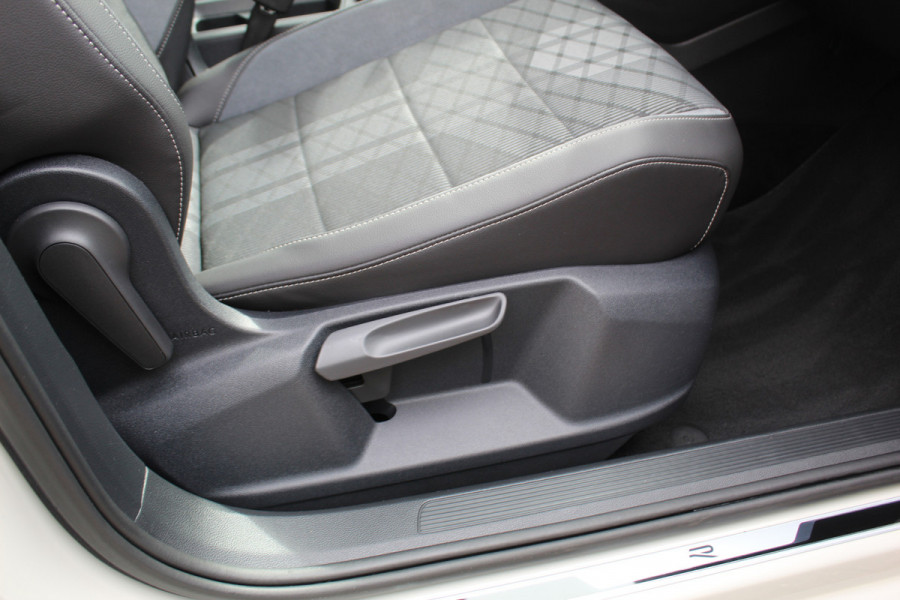 Volkswagen T-Roc 1.5-150pk R-Line Edition DSG-AUTOMAAT ! Gun u het comfort en gemak van een automaat ! Slechts 16.000km ! Winterpakket, Adapt. Cruise Control, Climate Control, Camera, CarPlay