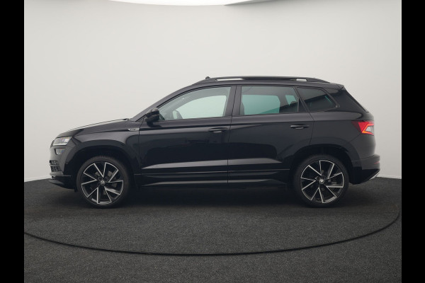 Škoda Karoq 1.5 TSI ACT Sportline 150pk DSG Dealer O.H | Trekhaak Afn. | Panodak | RS Sportstoelen Verwarmd | Adaptive Cruise | Sfeerverlichting | Camera | Apple Carplay | Keyless | Navigatie | DAB | 19" L.M |