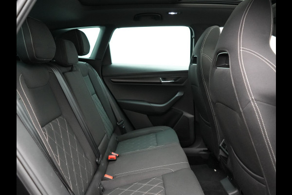 Škoda Karoq 1.5 TSI ACT Sportline 150pk DSG Dealer O.H | Trekhaak Afn. | Panodak | RS Sportstoelen Verwarmd | Adaptive Cruise | Sfeerverlichting | Camera | Apple Carplay | Keyless | Navigatie | DAB | 19" L.M |