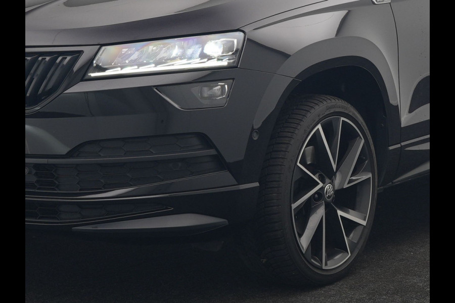 Škoda Karoq 1.5 TSI ACT Sportline 150pk DSG Dealer O.H | Trekhaak Afn. | Panodak | RS Sportstoelen Verwarmd | Adaptive Cruise | Sfeerverlichting | Camera | Apple Carplay | Keyless | Navigatie | DAB | 19" L.M |