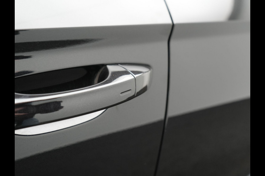 Škoda Karoq 1.5 TSI ACT Sportline 150pk DSG Dealer O.H | Trekhaak Afn. | Panodak | RS Sportstoelen Verwarmd | Adaptive Cruise | Sfeerverlichting | Camera | Apple Carplay | Keyless | Navigatie | DAB | 19" L.M |