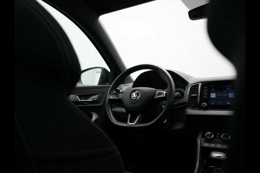 Škoda Karoq 1.5 TSI ACT Sportline 150pk DSG Dealer O.H | Trekhaak Afn. | Panodak | RS Sportstoelen Verwarmd | Adaptive Cruise | Sfeerverlichting | Camera | Apple Carplay | Keyless | Navigatie | DAB | 19" L.M |