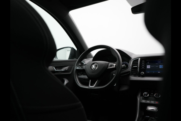 Škoda Karoq 1.5 TSI ACT Sportline 150pk DSG Dealer O.H | Trekhaak Afn. | Panodak | RS Sportstoelen Verwarmd | Adaptive Cruise | Sfeerverlichting | Camera | Apple Carplay | Keyless | Navigatie | DAB | 19" L.M |