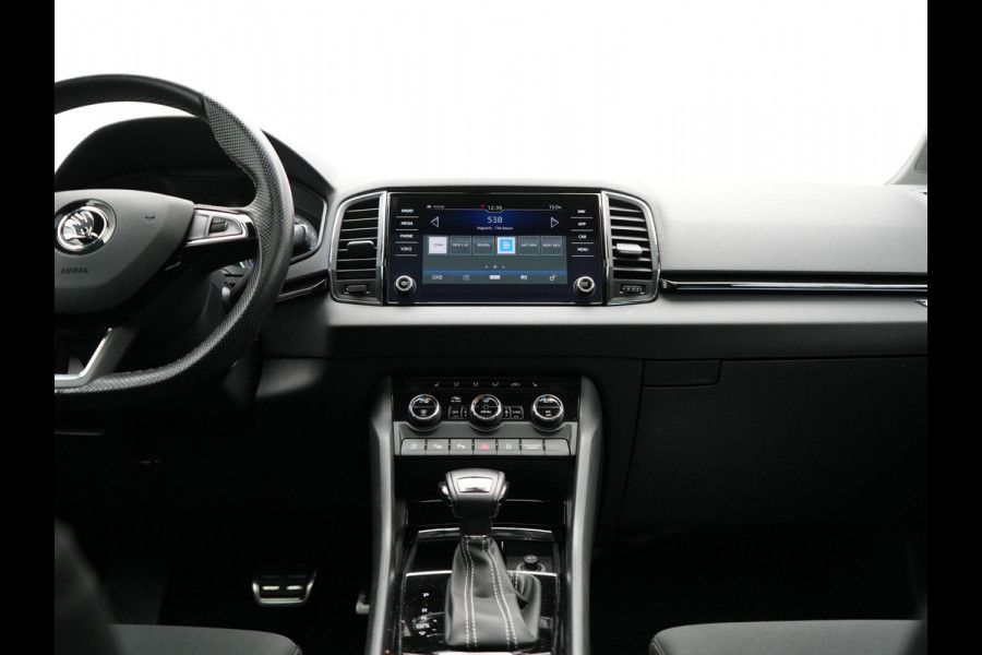 Škoda Karoq 1.5 TSI ACT Sportline 150pk DSG Dealer O.H | Trekhaak Afn. | Panodak | RS Sportstoelen Verwarmd | Adaptive Cruise | Sfeerverlichting | Camera | Apple Carplay | Keyless | Navigatie | DAB | 19" L.M |