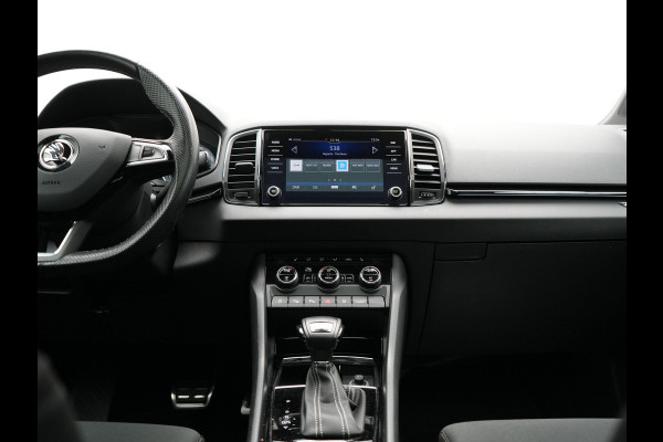 Škoda Karoq 1.5 TSI ACT Sportline 150pk DSG Dealer O.H | Trekhaak Afn. | Panodak | RS Sportstoelen Verwarmd | Adaptive Cruise | Sfeerverlichting | Camera | Apple Carplay | Keyless | Navigatie | DAB | 19" L.M |