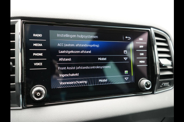 Škoda Karoq 1.5 TSI ACT Sportline 150pk DSG Dealer O.H | Trekhaak Afn. | Panodak | RS Sportstoelen Verwarmd | Adaptive Cruise | Sfeerverlichting | Camera | Apple Carplay | Keyless | Navigatie | DAB | 19" L.M |