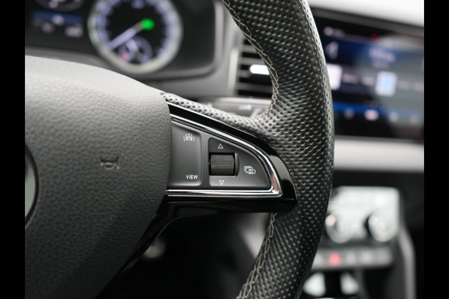Škoda Karoq 1.5 TSI ACT Sportline 150pk DSG Dealer O.H | Trekhaak Afn. | Panodak | RS Sportstoelen Verwarmd | Adaptive Cruise | Sfeerverlichting | Camera | Apple Carplay | Keyless | Navigatie | DAB | 19" L.M |