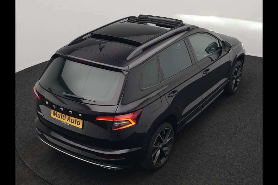 Škoda Karoq 1.5 TSI ACT Sportline 150pk DSG Dealer O.H | Trekhaak Afn. | Panodak | RS Sportstoelen Verwarmd | Adaptive Cruise | Sfeerverlichting | Camera | Apple Carplay | Keyless | Navigatie | DAB | 19" L.M |