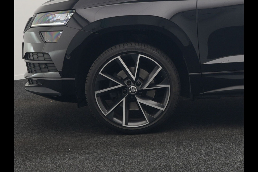 Škoda Karoq 1.5 TSI ACT Sportline 150pk DSG Dealer O.H | Trekhaak Afn. | Panodak | RS Sportstoelen Verwarmd | Adaptive Cruise | Sfeerverlichting | Camera | Apple Carplay | Keyless | Navigatie | DAB | 19" L.M |