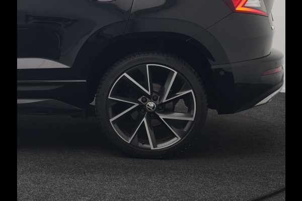 Škoda Karoq 1.5 TSI ACT Sportline 150pk DSG Dealer O.H | Trekhaak Afn. | Panodak | RS Sportstoelen Verwarmd | Adaptive Cruise | Sfeerverlichting | Camera | Apple Carplay | Keyless | Navigatie | DAB | 19" L.M |