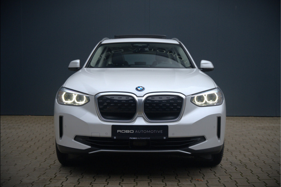 BMW iX3 Executive 80 kWh | Panoramadak | Keyless | Stoelverwarming | Camera | Adaptief Onderstel | Adaptive LED | Elektrische Stoelen | Apple Carplay | Navigatie | Ambiance Verlichting