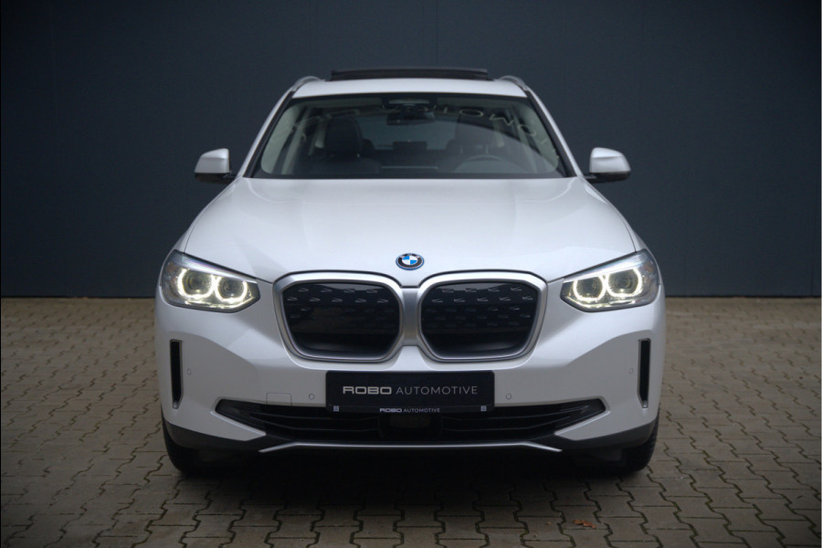 BMW iX3 Executive 80 kWh | Panoramadak | Keyless | Stoelverwarming | Camera | Adaptief Onderstel | Adaptive LED | Elektrische Stoelen | Apple Carplay | Navigatie | Ambiance Verlichting