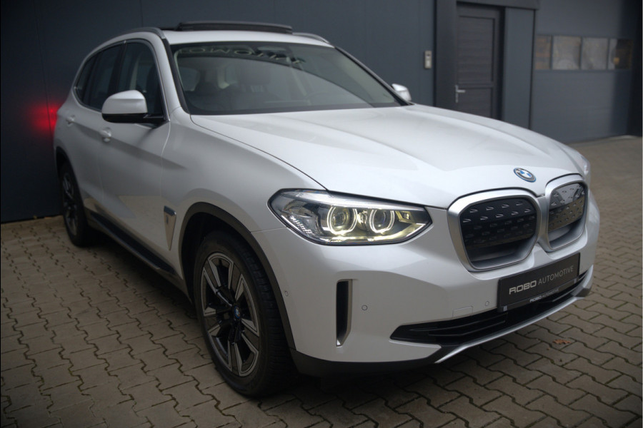 BMW iX3 Executive 80 kWh | Panoramadak | Keyless | Stoelverwarming | Camera | Adaptief Onderstel | Adaptive LED | Elektrische Stoelen | Apple Carplay | Navigatie | Ambiance Verlichting