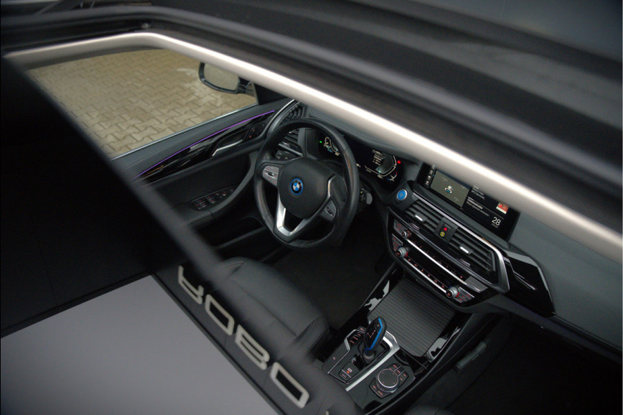 BMW iX3 Executive 80 kWh | Panoramadak | Keyless | Stoelverwarming | Camera | Adaptief Onderstel | Adaptive LED | Elektrische Stoelen | Apple Carplay | Navigatie | Ambiance Verlichting