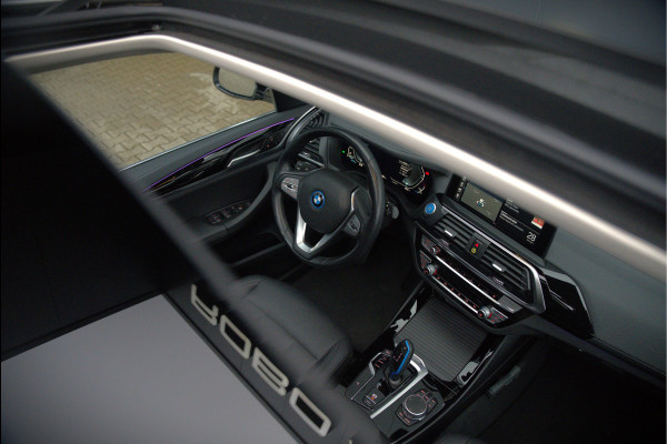 BMW iX3 Executive 80 kWh | Panoramadak | Keyless | Stoelverwarming | Camera | Adaptief Onderstel | Adaptive LED | Elektrische Stoelen | Apple Carplay | Navigatie | Ambiance Verlichting
