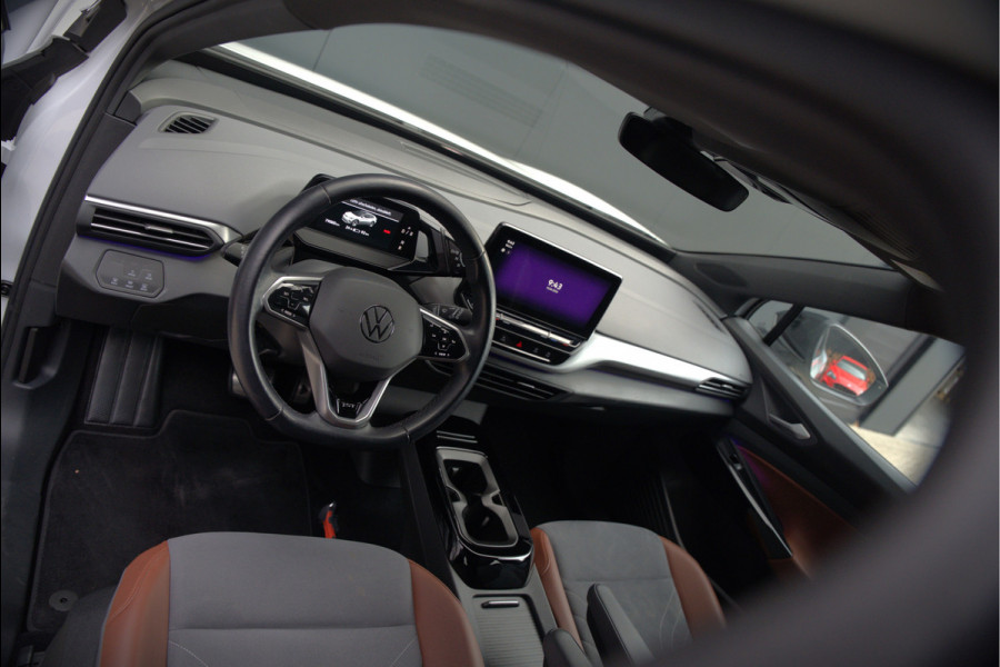 Volkswagen ID.4 First 77 kWh | Stoelverwarming | Stuurverwarming | Trekhaak | Adaptive Cruise Control | Navigatie | Apple Carplay | Keyless | Camera | Parkeersensoren | NAP | BTW | Dealer Onderhouden
