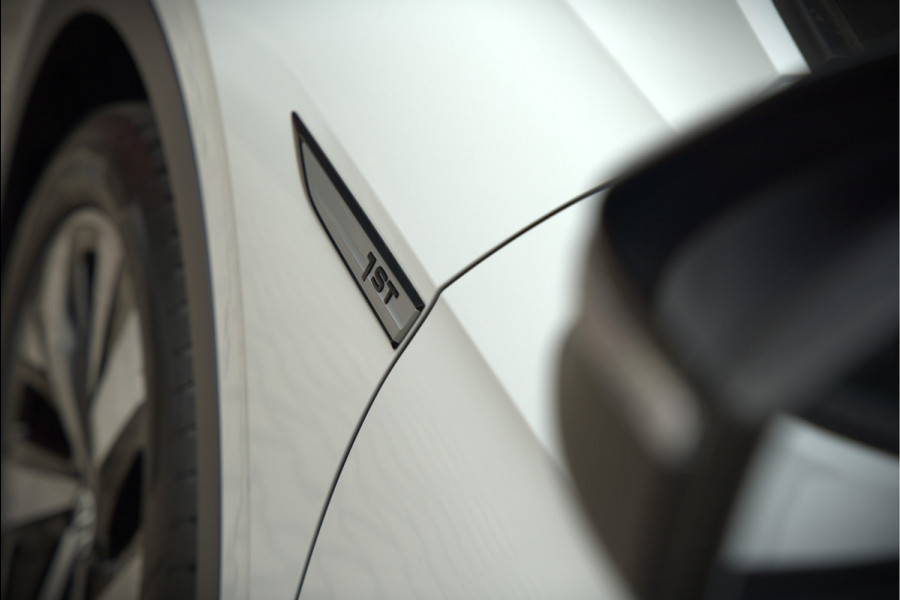 Volkswagen ID.4 First 77 kWh | Stoelverwarming | Stuurverwarming | Trekhaak | Adaptive Cruise Control | Navigatie | Apple Carplay | Keyless | Camera | Parkeersensoren | NAP | BTW | Dealer Onderhouden