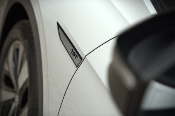 Volkswagen ID.4 First 77 kWh | Stoelverwarming | Stuurverwarming | Trekhaak | Adaptive Cruise Control | Navigatie | Apple Carplay | Keyless | Camera | Parkeersensoren | NAP | BTW | Dealer Onderhouden