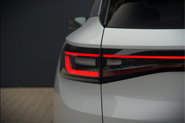 Volkswagen ID.4 First 77 kWh | Stoelverwarming | Stuurverwarming | Trekhaak | Adaptive Cruise Control | Navigatie | Apple Carplay | Keyless | Camera | Parkeersensoren | NAP | BTW | Dealer Onderhouden