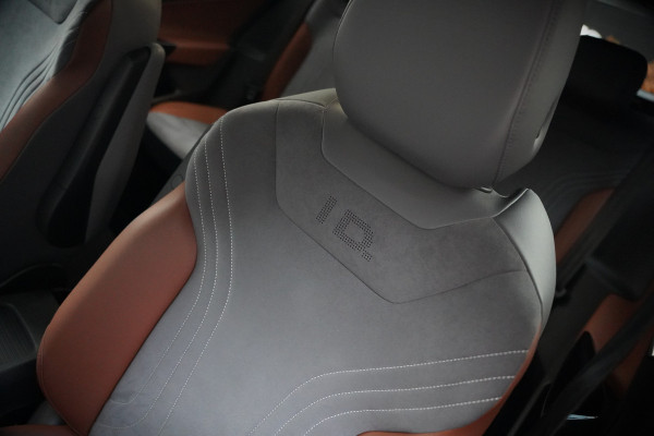 Volkswagen ID.4 First 77 kWh | Stoelverwarming | Stuurverwarming | Trekhaak | Adaptive Cruise Control | Navigatie | Apple Carplay | Keyless | Camera | Parkeersensoren | NAP | BTW | Dealer Onderhouden
