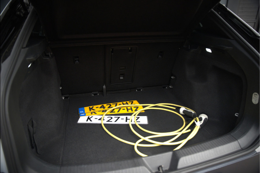 Volkswagen ID.4 First 77 kWh | Stoelverwarming | Stuurverwarming | Trekhaak | Adaptive Cruise Control | Navigatie | Apple Carplay | Keyless | Camera | Parkeersensoren | NAP | BTW | Dealer Onderhouden