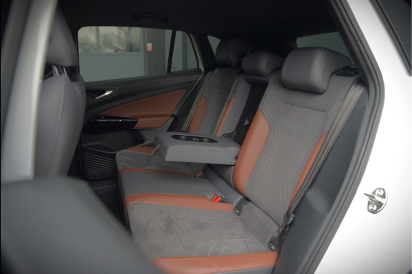 Volkswagen ID.4 First 77 kWh | Stoelverwarming | Stuurverwarming | Trekhaak | Adaptive Cruise Control | Navigatie | Apple Carplay | Keyless | Camera | Parkeersensoren | NAP | BTW | Dealer Onderhouden