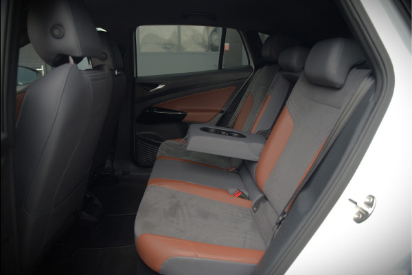 Volkswagen ID.4 First 77 kWh | Stoelverwarming | Stuurverwarming | Trekhaak | Adaptive Cruise Control | Navigatie | Apple Carplay | Keyless | Camera | Parkeersensoren | NAP | BTW | Dealer Onderhouden