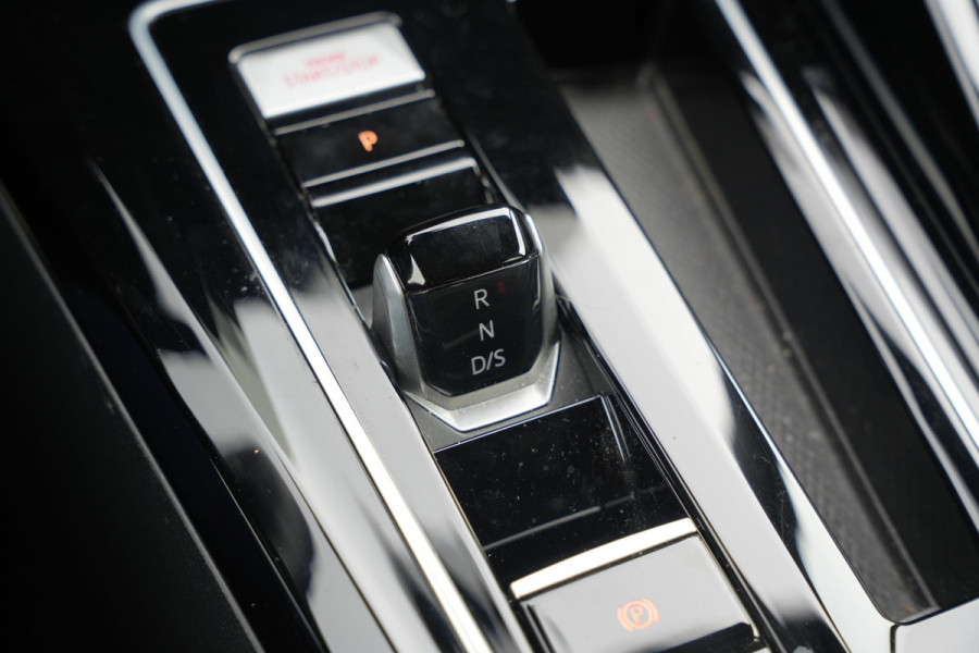 Volkswagen Golf 2.0 TSI GTI Facelift IQ LED Sfeerverlichting Harman/Kardon Carplay Stuurverw. 19"LM