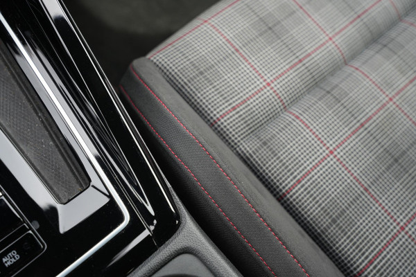 Volkswagen Golf 2.0 TSI GTI Facelift IQ LED Sfeerverlichting Harman/Kardon Carplay Stuurverw. 19"LM