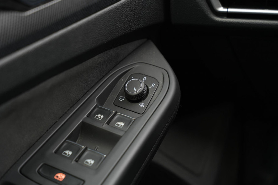 Volkswagen Golf 2.0 TSI GTI Facelift IQ LED Sfeerverlichting Harman/Kardon Carplay Stuurverw. 19"LM