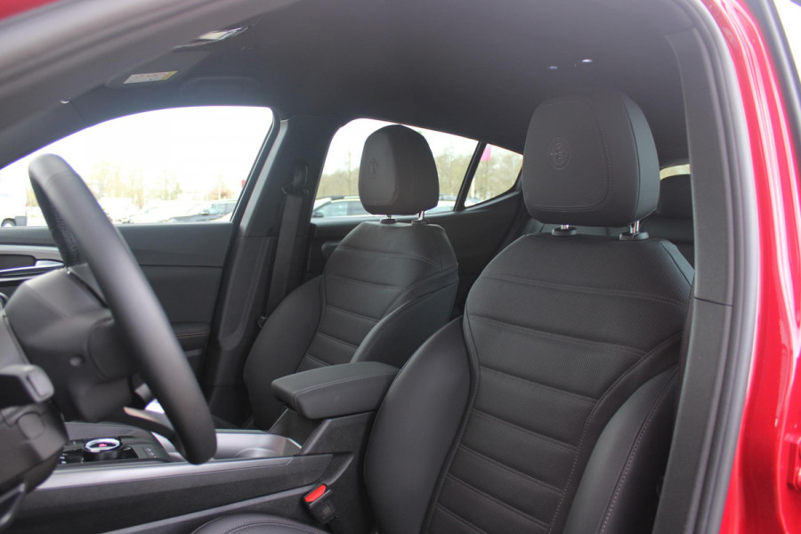 Alfa Romeo Tonale 1.3T PHEV 280pk Edizione Business | HARMAN/KARDON PREMIUM AUDIO | PREMIUM PACK: LEDEREN BEKLEDING/GEVENTILEERDE VOORSTOELEN/4-VOUDIG ELEKTRISCH VERSTELBARE LENDESTEUN VOORSTOELEN | WINTERPACK: STOEL/STUUR VERWARMING | TECHNOLOGY PACK: PARKEERWAARSCHUWING VOOR EN ACHTER/360° CAMERA/AUTOMATISCH INPARKEREN/ AUTONOMOUS DRIVING LEVEL 2: ADAPTIVE CRUISE CONTROL/LANE CENTERING ASSIST/TRAFFIC JAM ASSIST DODEHOEK DETECTIE AUTOMATISCH DIMMENDE BUITENSPIEGELS | DRAADLOZE TELEFOONLADER | FULL LED MATRIX KOPLAMPEN | DUAL STAGE VALVE: ACTIEVE DEMPING | KEYLESS ENTRY/START | 1MM 19''