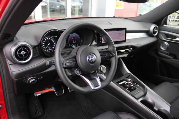 Alfa Romeo Tonale 1.3T PHEV 280pk Edizione Business | HARMAN/KARDON PREMIUM AUDIO | PREMIUM PACK: LEDEREN BEKLEDING/GEVENTILEERDE VOORSTOELEN/4-VOUDIG ELEKTRISCH VERSTELBARE LENDESTEUN VOORSTOELEN | WINTERPACK: STOEL/STUUR VERWARMING | TECHNOLOGY PACK: PARKEERWAARSCHUWING VOOR EN ACHTER/360° CAMERA/AUTOMATISCH INPARKEREN/ AUTONOMOUS DRIVING LEVEL 2: ADAPTIVE CRUISE CONTROL/LANE CENTERING ASSIST/TRAFFIC JAM ASSIST DODEHOEK DETECTIE AUTOMATISCH DIMMENDE BUITENSPIEGELS | DRAADLOZE TELEFOONLADER | FULL LED MATRIX KOPLAMPEN | DUAL STAGE VALVE: ACTIEVE DEMPING | KEYLESS ENTRY/START | 1MM 19''
