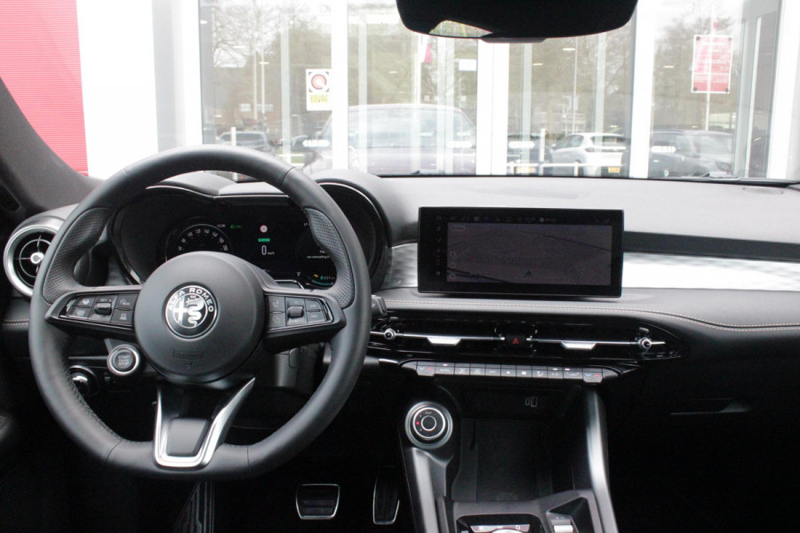 Alfa Romeo Tonale 1.3T PHEV 280pk Edizione Business | HARMAN/KARDON PREMIUM AUDIO | PREMIUM PACK: LEDEREN BEKLEDING/GEVENTILEERDE VOORSTOELEN/4-VOUDIG ELEKTRISCH VERSTELBARE LENDESTEUN VOORSTOELEN | WINTERPACK: STOEL/STUUR VERWARMING | TECHNOLOGY PACK: PARKEERWAARSCHUWING VOOR EN ACHTER/360° CAMERA/AUTOMATISCH INPARKEREN/ AUTONOMOUS DRIVING LEVEL 2: ADAPTIVE CRUISE CONTROL/LANE CENTERING ASSIST/TRAFFIC JAM ASSIST DODEHOEK DETECTIE AUTOMATISCH DIMMENDE BUITENSPIEGELS | DRAADLOZE TELEFOONLADER | FULL LED MATRIX KOPLAMPEN | DUAL STAGE VALVE: ACTIEVE DEMPING | KEYLESS ENTRY/START | 1MM 19''