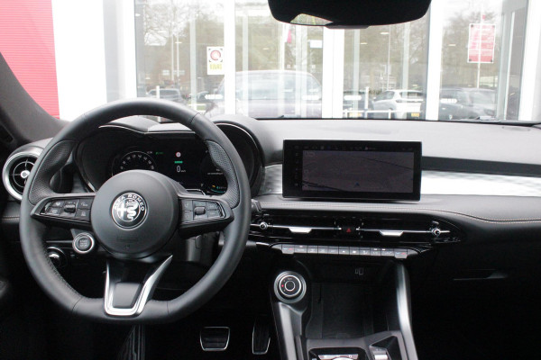 Alfa Romeo Tonale 1.3T PHEV 280pk Edizione Business | HARMAN/KARDON PREMIUM AUDIO | PREMIUM PACK: LEDEREN BEKLEDING/GEVENTILEERDE VOORSTOELEN/4-VOUDIG ELEKTRISCH VERSTELBARE LENDESTEUN VOORSTOELEN | WINTERPACK: STOEL/STUUR VERWARMING | TECHNOLOGY PACK: PARKEERWAARSCHUWING VOOR EN ACHTER/360° CAMERA/AUTOMATISCH INPARKEREN/ AUTONOMOUS DRIVING LEVEL 2: ADAPTIVE CRUISE CONTROL/LANE CENTERING ASSIST/TRAFFIC JAM ASSIST DODEHOEK DETECTIE AUTOMATISCH DIMMENDE BUITENSPIEGELS | DRAADLOZE TELEFOONLADER | FULL LED MATRIX KOPLAMPEN | DUAL STAGE VALVE: ACTIEVE DEMPING | KEYLESS ENTRY/START | 1MM 19''