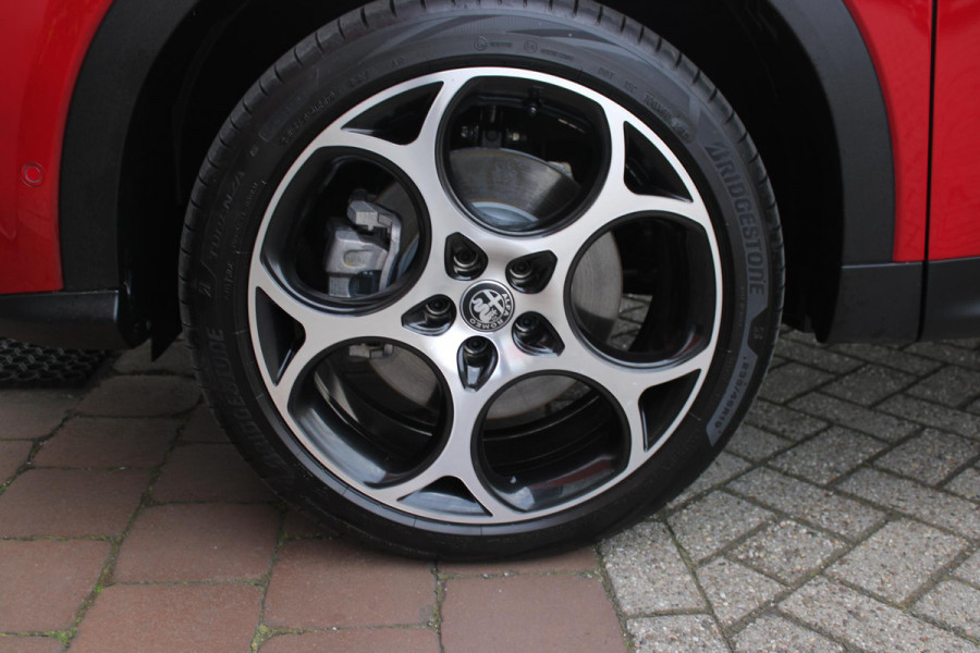 Alfa Romeo Tonale 1.3T PHEV 280pk Edizione Business | HARMAN/KARDON PREMIUM AUDIO | PREMIUM PACK: LEDEREN BEKLEDING/GEVENTILEERDE VOORSTOELEN/4-VOUDIG ELEKTRISCH VERSTELBARE LENDESTEUN VOORSTOELEN | WINTERPACK: STOEL/STUUR VERWARMING | TECHNOLOGY PACK: PARKEERWAARSCHUWING VOOR EN ACHTER/360° CAMERA/AUTOMATISCH INPARKEREN/ AUTONOMOUS DRIVING LEVEL 2: ADAPTIVE CRUISE CONTROL/LANE CENTERING ASSIST/TRAFFIC JAM ASSIST DODEHOEK DETECTIE AUTOMATISCH DIMMENDE BUITENSPIEGELS | DRAADLOZE TELEFOONLADER | FULL LED MATRIX KOPLAMPEN | DUAL STAGE VALVE: ACTIEVE DEMPING | KEYLESS ENTRY/START | 1MM 19''