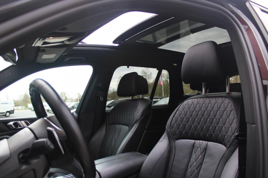 BMW X5 xDrive50e 490PK M-SPORT LAUNCH EDITION | PANORAMA SCHUIF/KANTEL DAK "SKY LOUNGE" | COMFORT STOELEN ELEKTRISCH VERSTELBAAR MET GEHEUGENFUNCTIE EN VERWARMBAAR VOOR EN ACHTER | LEDEREN BEKLEDING BMW INDIVIDUAL ZWART | EDELHOUT INTERIEURLIJSTEN | RIJASSISTENT-SYSTEEM DRIVING ASSISTANT PROFFESIONAL MET O.A. DODEHOEK DETECTIE EN ADAPTIVE CRUISE CONTROL | TRAVEL PAKKET | INNOVATIE-PAKKET: PARKEERASSISTENT-PAKKET PROFESSIONAL/ADAPTIEVE LED KOPLAMPEN/HARMAN/KARDON AUDIO SYSTEM/BMW LIVE PROFESSIONAL/RIJASSISTEN-SYSTEEM BMW GESTURE CONTROL/RIJSTROOK ASSISTENT/RIJSTROOKWISSEL ASSI
