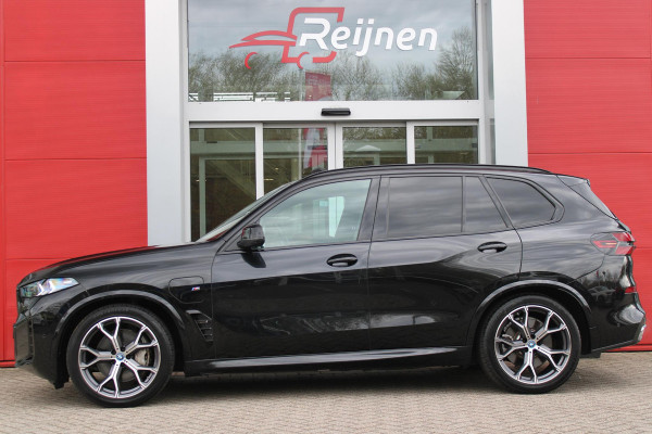 BMW X5 xDrive50e 490PK M-SPORT LAUNCH EDITION | PANORAMA SCHUIF/KANTEL DAK "SKY LOUNGE" | COMFORT STOELEN ELEKTRISCH VERSTELBAAR MET GEHEUGENFUNCTIE EN VERWARMBAAR VOOR EN ACHTER | LEDEREN BEKLEDING BMW INDIVIDUAL ZWART | EDELHOUT INTERIEURLIJSTEN | RIJASSISTENT-SYSTEEM DRIVING ASSISTANT PROFFESIONAL MET O.A. DODEHOEK DETECTIE EN ADAPTIVE CRUISE CONTROL | TRAVEL PAKKET | INNOVATIE-PAKKET: PARKEERASSISTENT-PAKKET PROFESSIONAL/ADAPTIEVE LED KOPLAMPEN/HARMAN/KARDON AUDIO SYSTEM/BMW LIVE PROFESSIONAL/RIJASSISTEN-SYSTEEM BMW GESTURE CONTROL/RIJSTROOK ASSISTENT/RIJSTROOKWISSEL ASSI