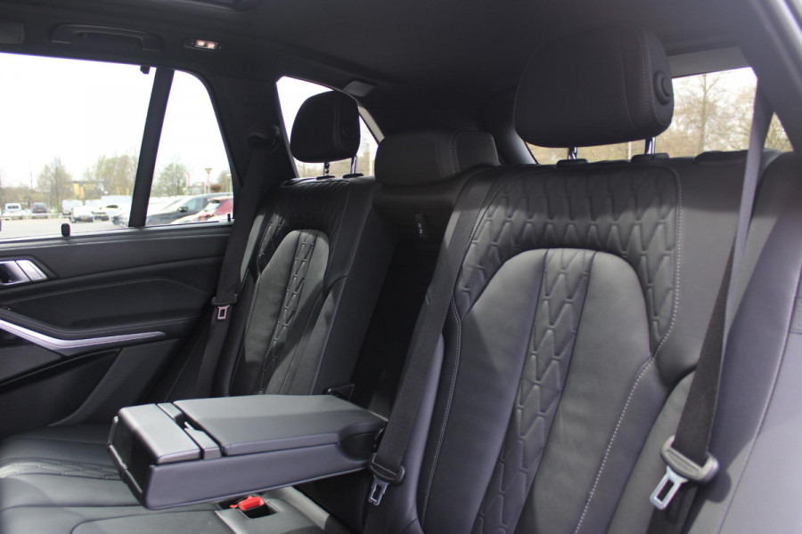 BMW X5 xDrive50e 490PK M-SPORT LAUNCH EDITION | PANORAMA SCHUIF/KANTEL DAK "SKY LOUNGE" | COMFORT STOELEN ELEKTRISCH VERSTELBAAR MET GEHEUGENFUNCTIE EN VERWARMBAAR VOOR EN ACHTER | LEDEREN BEKLEDING BMW INDIVIDUAL ZWART | EDELHOUT INTERIEURLIJSTEN | RIJASSISTENT-SYSTEEM DRIVING ASSISTANT PROFFESIONAL MET O.A. DODEHOEK DETECTIE EN ADAPTIVE CRUISE CONTROL | TRAVEL PAKKET | INNOVATIE-PAKKET: PARKEERASSISTENT-PAKKET PROFESSIONAL/ADAPTIEVE LED KOPLAMPEN/HARMAN/KARDON AUDIO SYSTEM/BMW LIVE PROFESSIONAL/RIJASSISTEN-SYSTEEM BMW GESTURE CONTROL/RIJSTROOK ASSISTENT/RIJSTROOKWISSEL ASSI