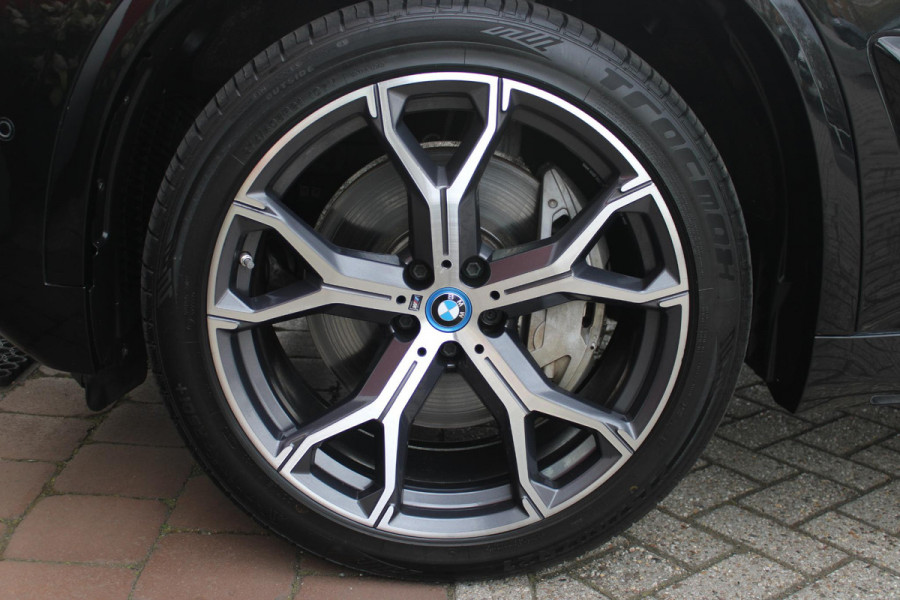 BMW X5 xDrive50e 490PK M-SPORT LAUNCH EDITION | PANORAMA SCHUIF/KANTEL DAK "SKY LOUNGE" | COMFORT STOELEN ELEKTRISCH VERSTELBAAR MET GEHEUGENFUNCTIE EN VERWARMBAAR VOOR EN ACHTER | LEDEREN BEKLEDING BMW INDIVIDUAL ZWART | EDELHOUT INTERIEURLIJSTEN | RIJASSISTENT-SYSTEEM DRIVING ASSISTANT PROFFESIONAL MET O.A. DODEHOEK DETECTIE EN ADAPTIVE CRUISE CONTROL | TRAVEL PAKKET | INNOVATIE-PAKKET: PARKEERASSISTENT-PAKKET PROFESSIONAL/ADAPTIEVE LED KOPLAMPEN/HARMAN/KARDON AUDIO SYSTEM/BMW LIVE PROFESSIONAL/RIJASSISTEN-SYSTEEM BMW GESTURE CONTROL/RIJSTROOK ASSISTENT/RIJSTROOKWISSEL ASSI